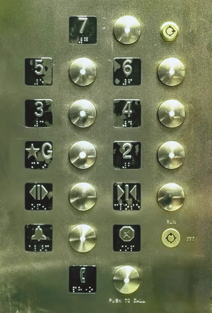 Le braille : comment fonctionne cette écriture tactile, et où la trouve-t-on au Luxembourg ?